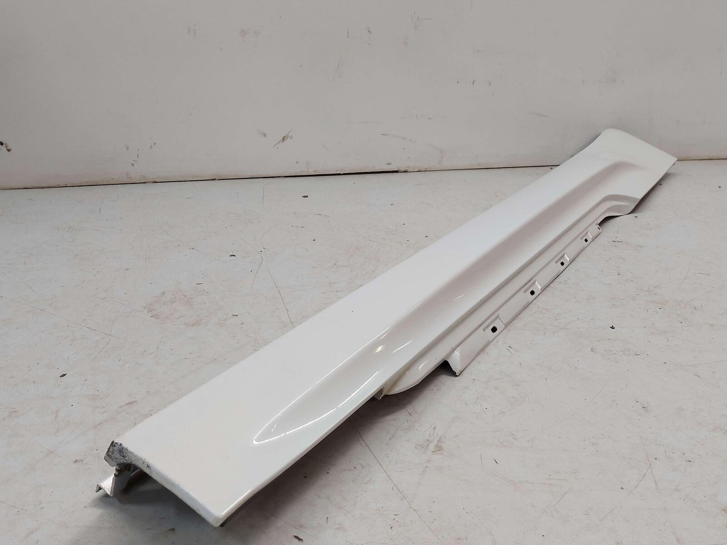 06-10 BMW M6 E63 RIGHT ROCKER PANEL SIDE SKIRT MOULDING ALPINE WHITE