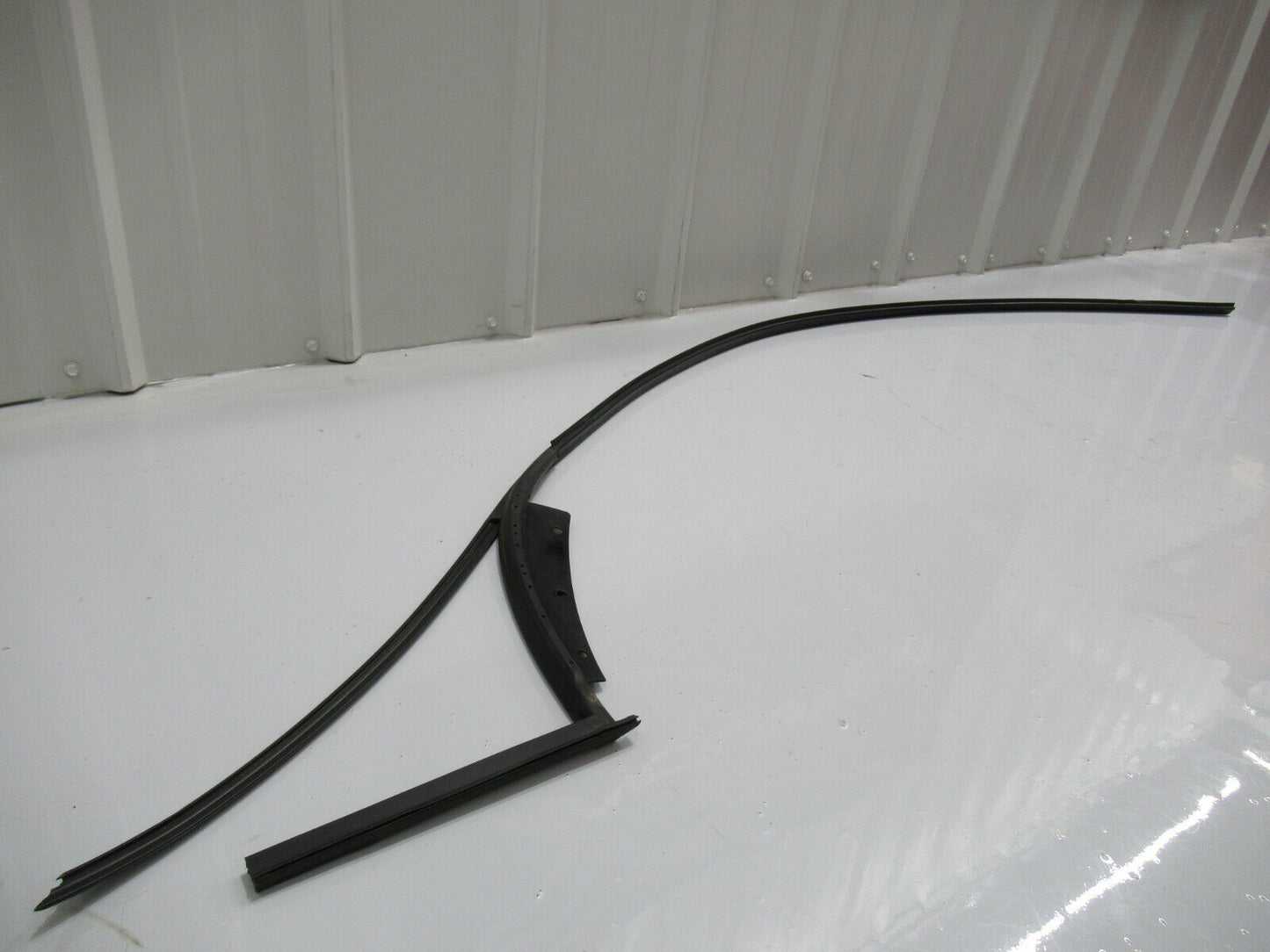 T020 2016 16 MCLAREN 570S RH RIGHT ROOF WEATHERSTRIP #5 13A1665CP