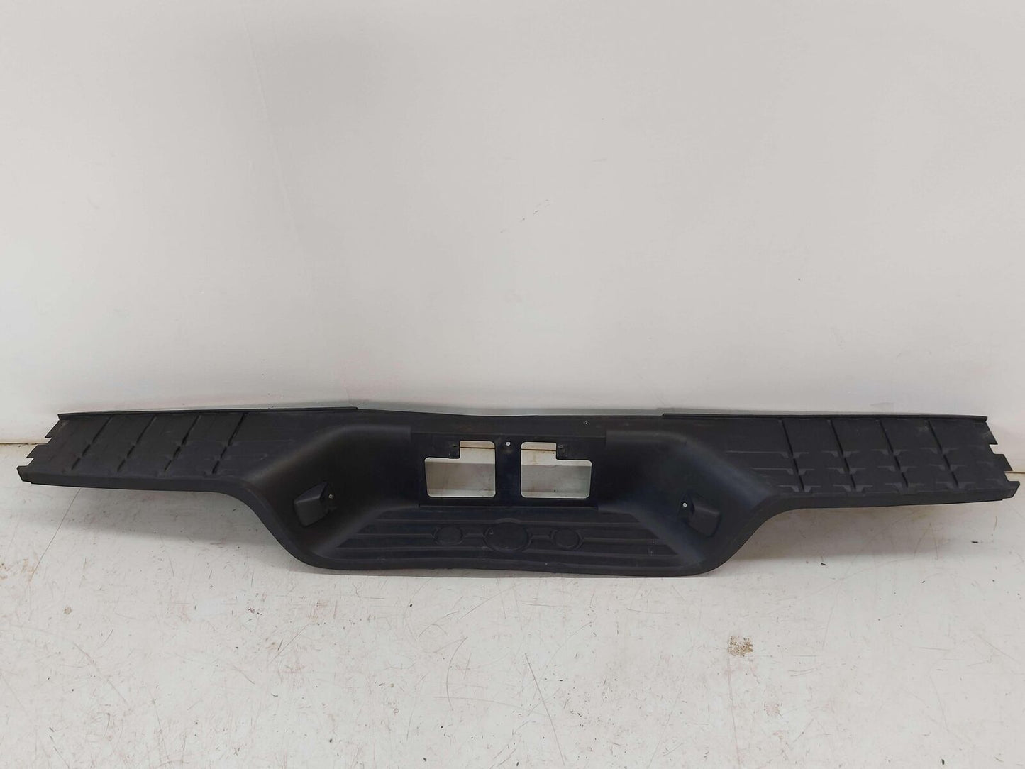 07-13 TOYOTA TUNDRA REAR BUMPER CENTER SECTION STEP PAD 52461-0C040 *NOTES*