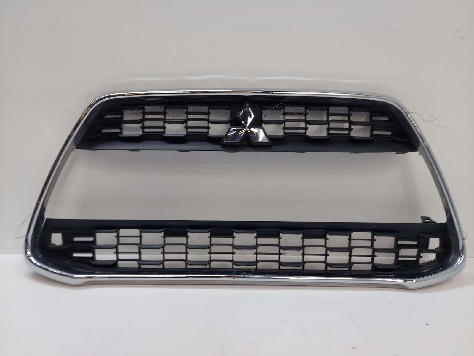 13-15 MITSUBISHI RVR UPPER GRILL GRILLE W/ CHROME SURROUND 6402A318 *NOTE