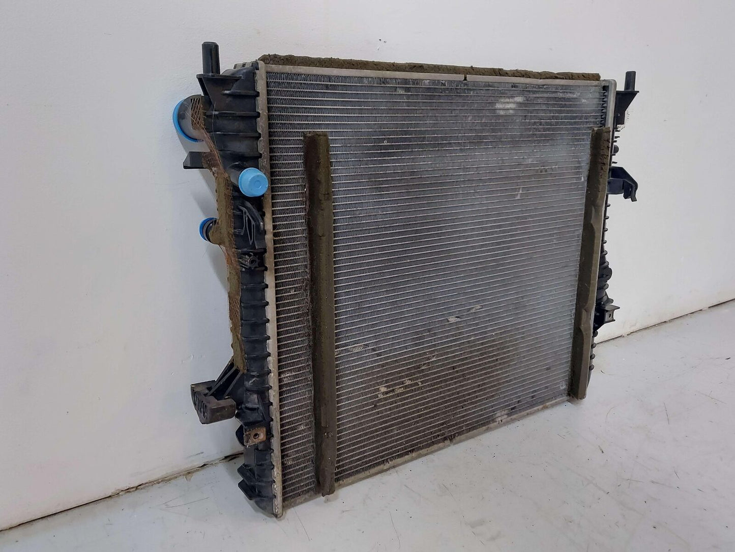 10-15 JAGUAR XF 5.0L XFR SUPERCHARGED MAIN RADIATOR RAD C2D38735 *FINS BENT*