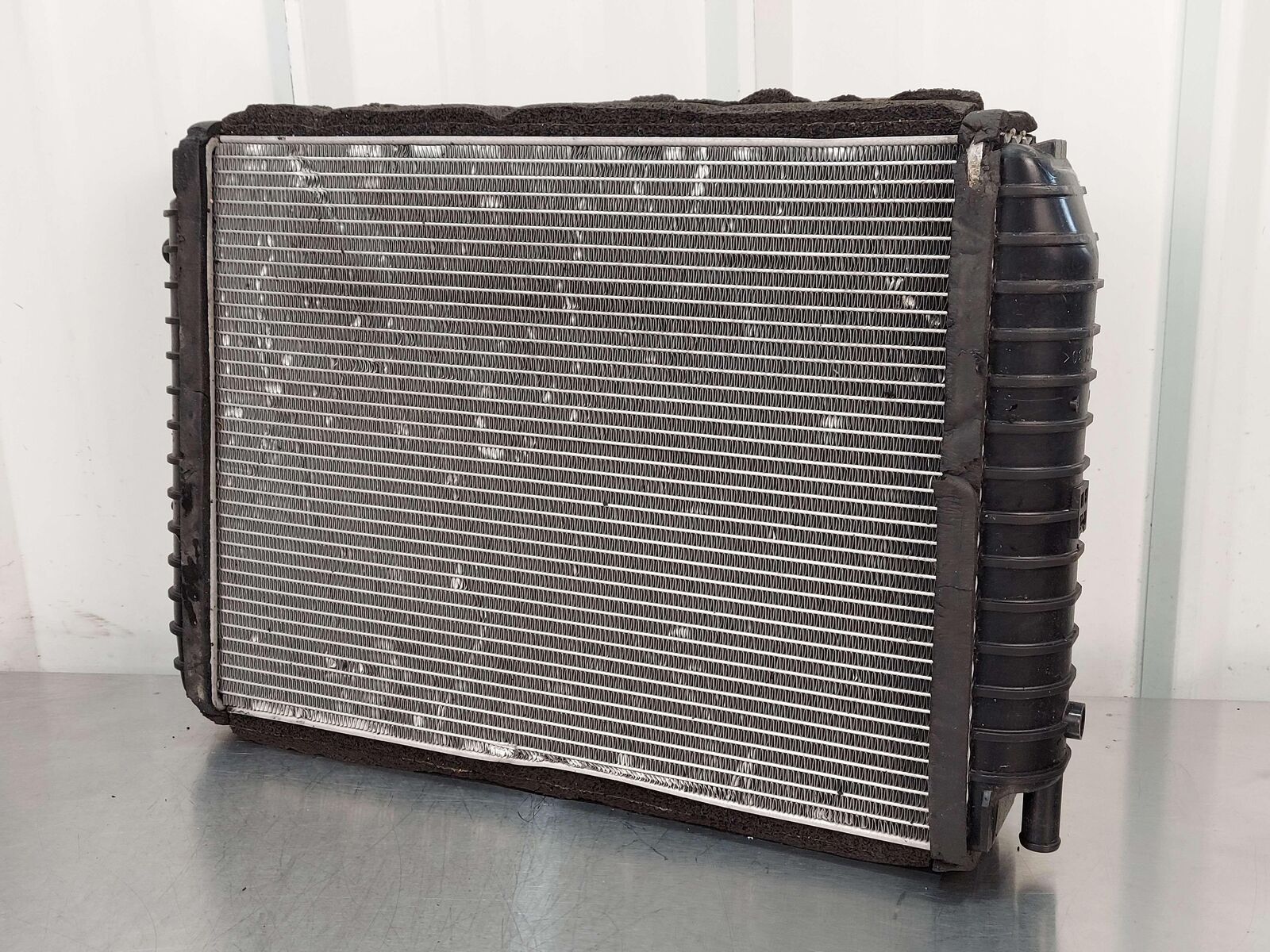 16 MCLAREN 675LT FRONT RIGHT WATER COOLANT RADIATOR *TWEAKED/DENTED. HOLDS FLUID