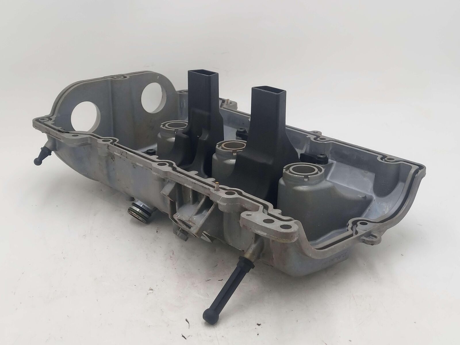 15-18 PORSCHE CAYENNE GTS 958 3.6L LEFT VALVE COVER 75001420 946105136 946105236