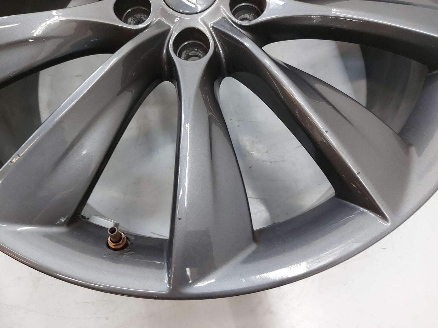 2013 TESLA S WHEEL 21X8.5 GREY TPMS 10 SPOKE 6005868-00-D *LIP RASH SCRATCHES*