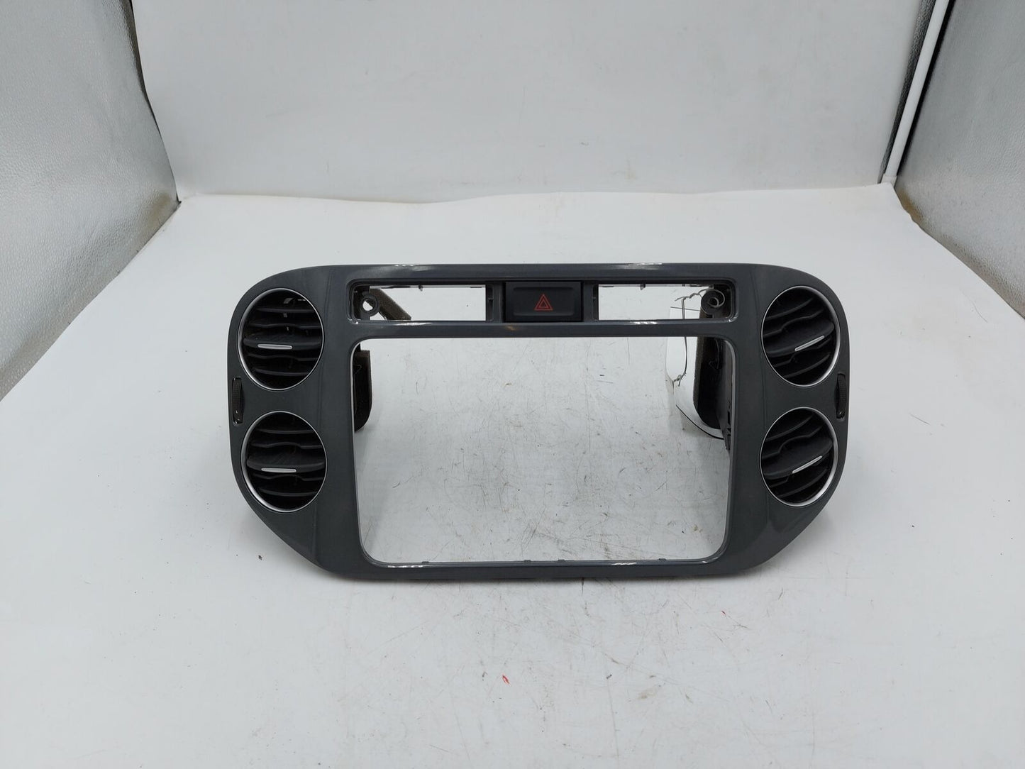 17 VW TIGUAN CENTER Air Conditioning Heater Dash Vent Radio Surround 5N0858071E