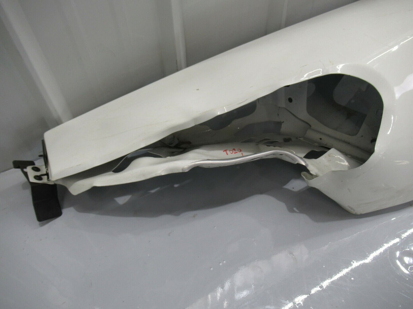 T020 2016 16 MCLAREN 570S LH LEFT FENDER DAMAGED