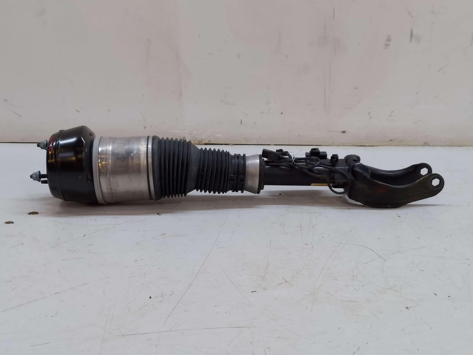 16-19 MERCEDES GLE63S AMG W166 FRONT RH RIGHT AIRMATIC AIR STRUT A2923202400 