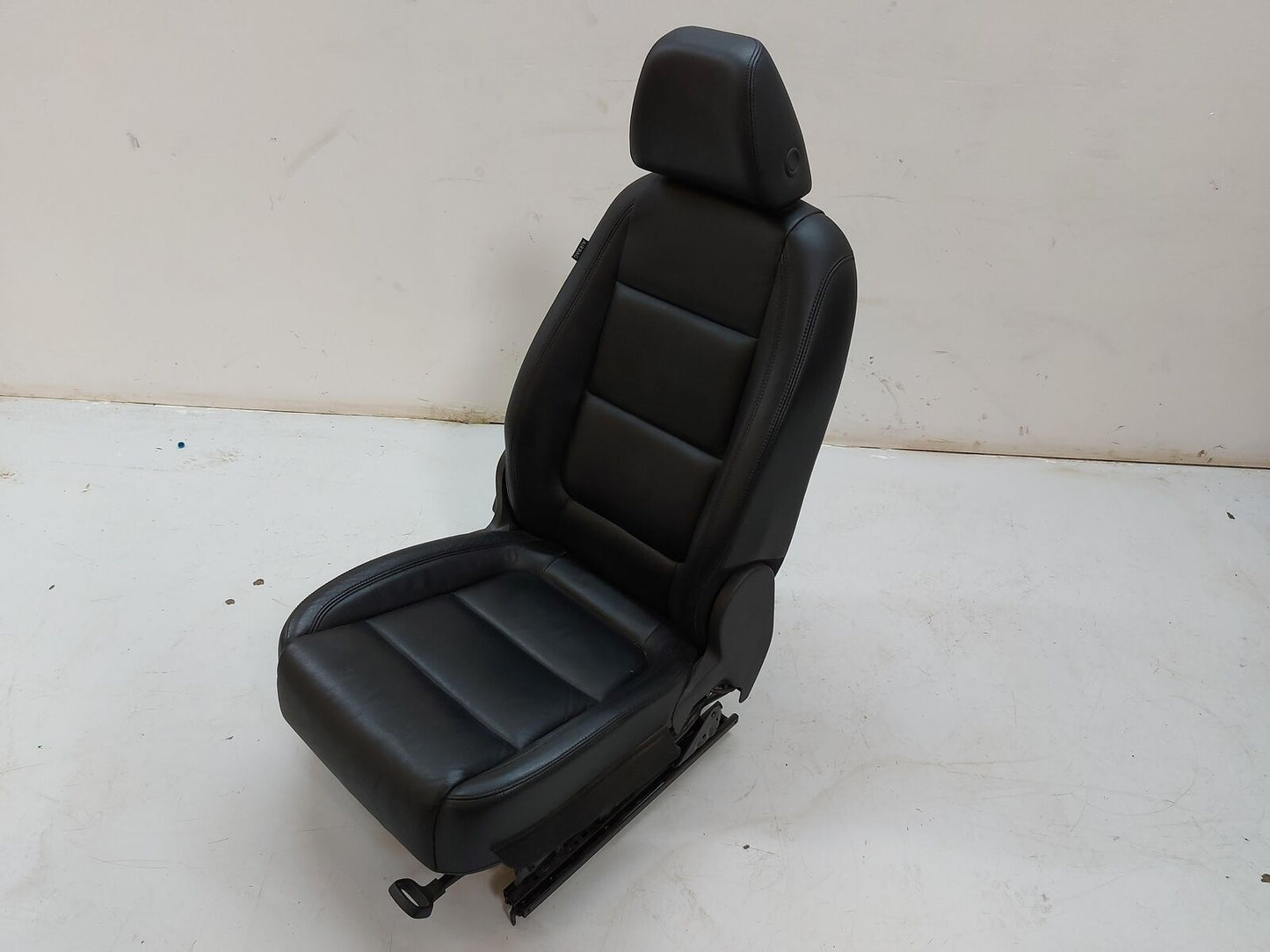 09-17 VW Tiguan Front Seat RH Right Black Leather Manual *notes