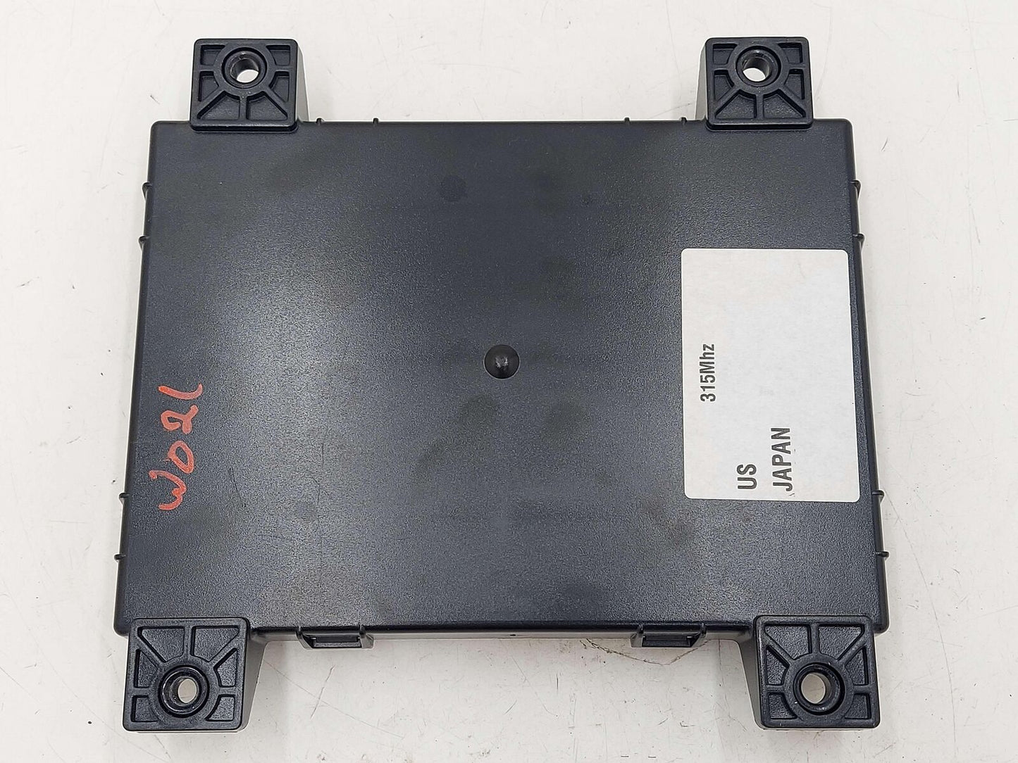 2014 Tesla S BCM Body Control Module Unit Controller 1010906-00-D