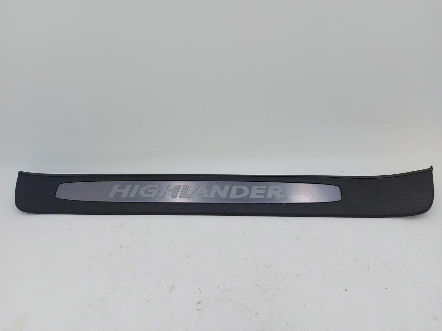 2017 TOYOTA HIGHLANDER FRONT LEFT SCUFF SILL PLATE TRIM 67912-0E070 *SCRATCHES*