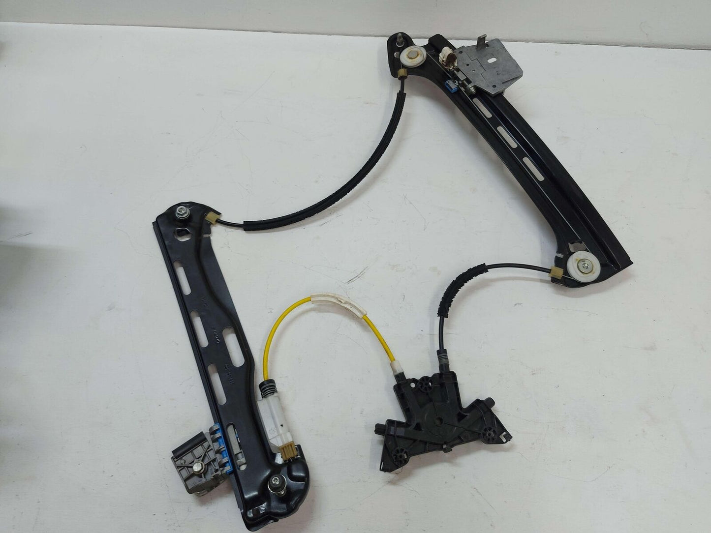 12-18 Mercedes W218 CLS63s AMG REAR LEFT DOOR WINDOW GLASS REGULATOR 918245100