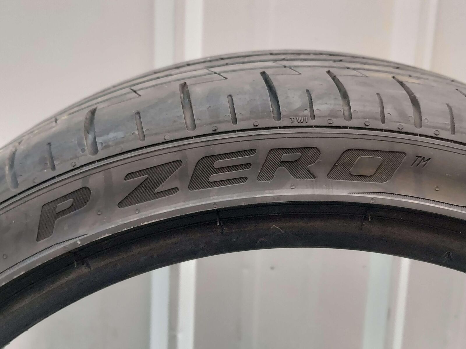 TIRE PAIR PIRELLI P ZERO PZ4 SPORT 245/35ZR19 7-8/32 FROM MCLAREN 720S