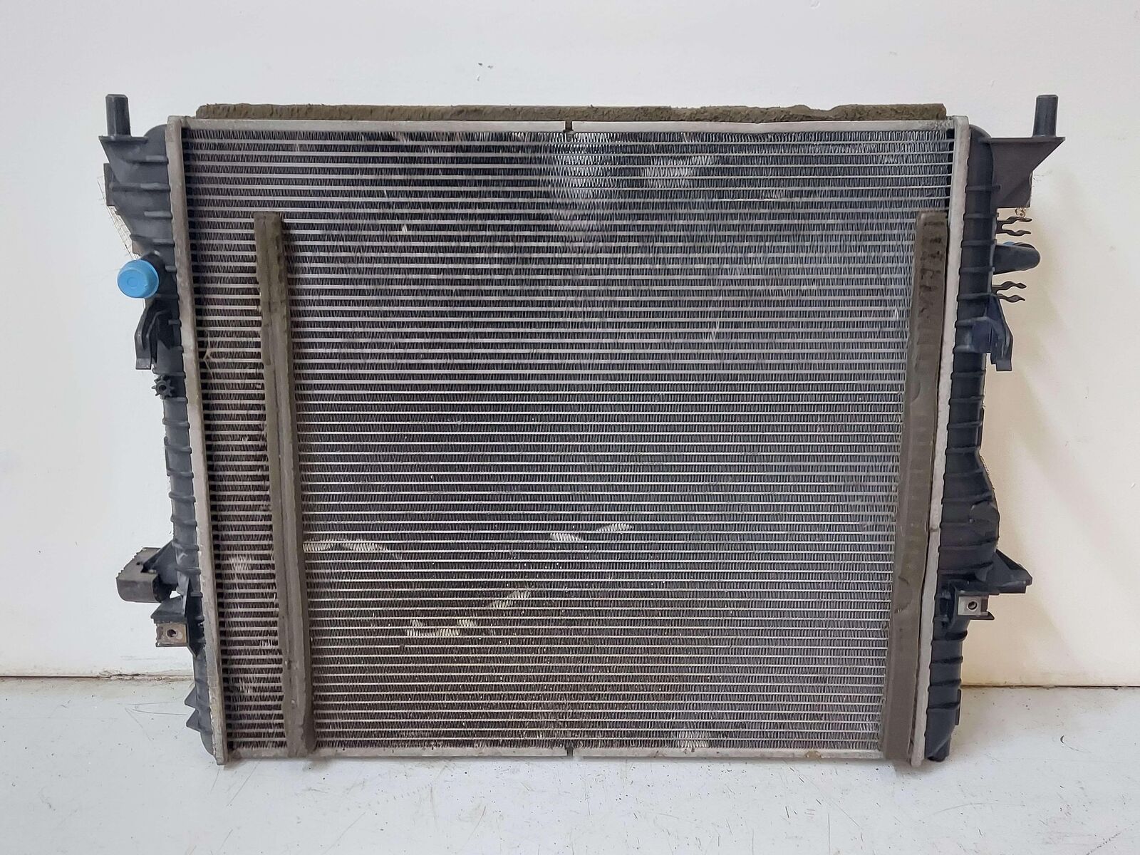 10-15 JAGUAR XF 5.0L XFR SUPERCHARGED MAIN RADIATOR RAD C2D38735 *FINS BENT*