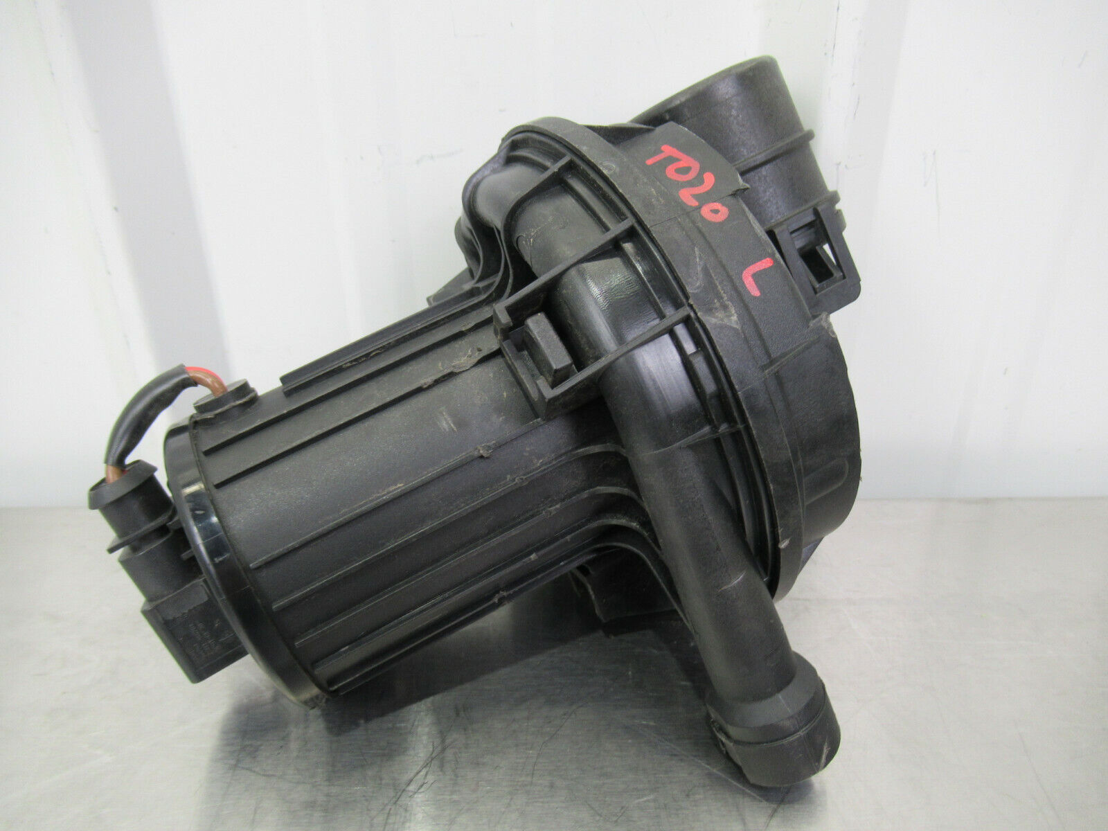 T020 2016 16 MCLAREN 570S LH LEFT AIR PUMP 700675069 70067505