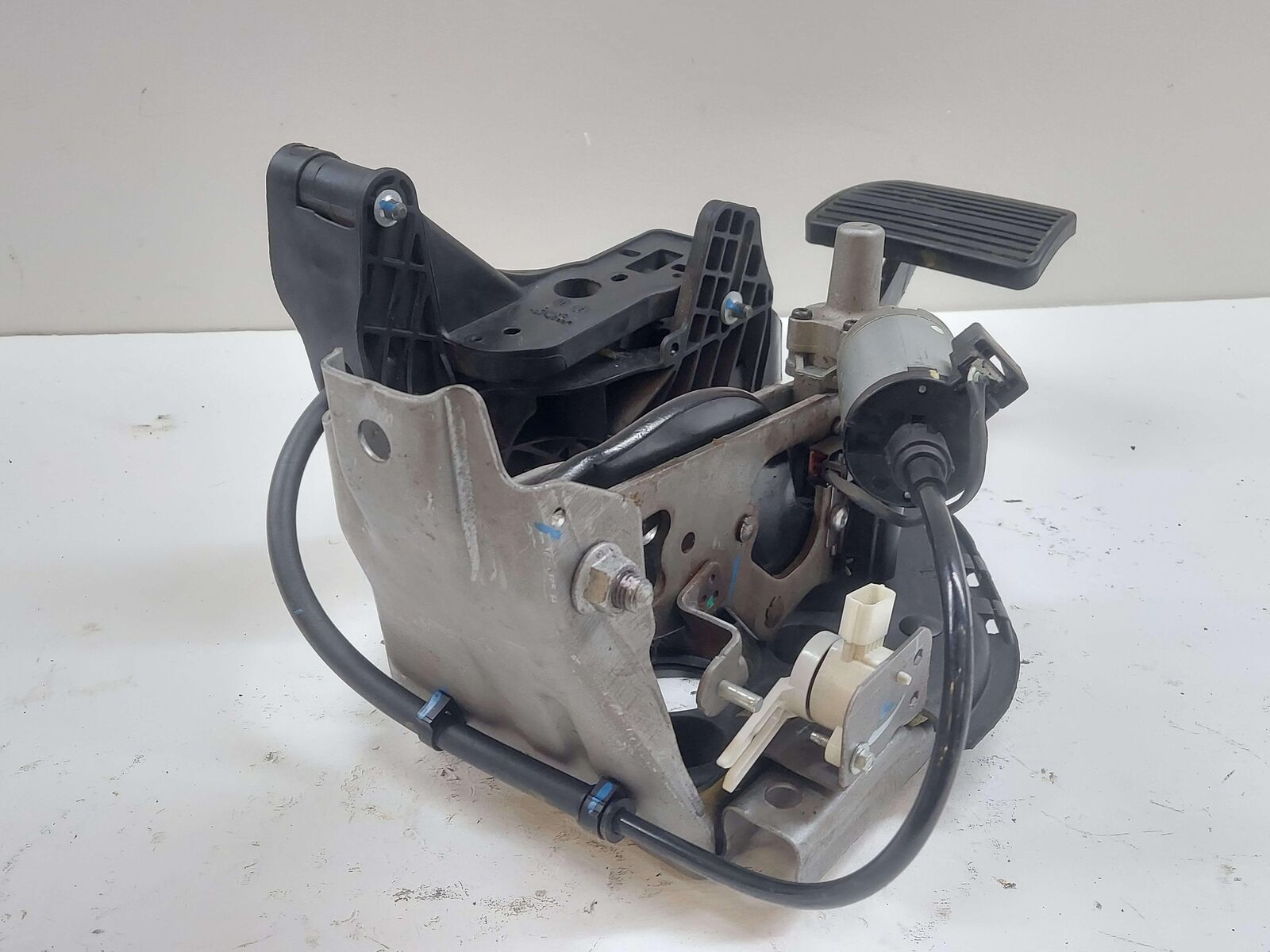 2013 Escalade EXT Electric Adjust Brake Pedal