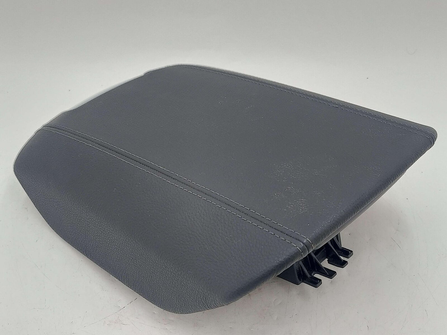 11-18 PORSCHE CAYENNE CENTER CONSOLE ARMREST LID BLACK LEATHERETTE *DISCOLORED*