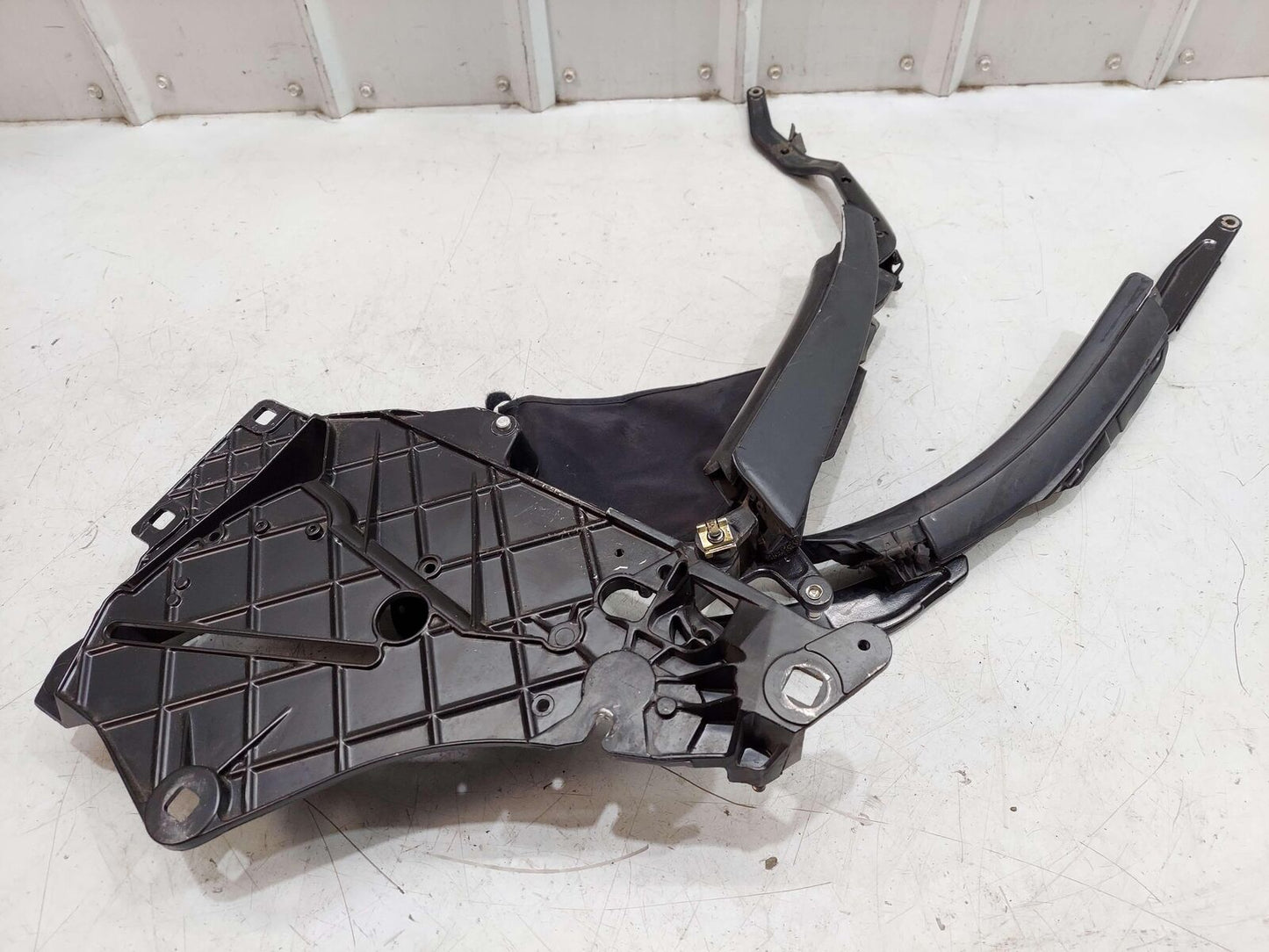 99-13 PORSCHE 911 996 CARRERA LEFT CONVERTIBLE TOP LIFT MOTOR BRACKET *NOTE