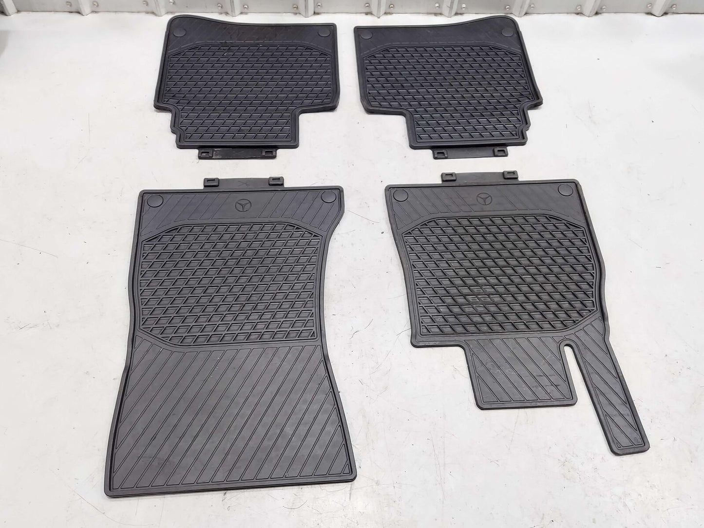 2019 MERCEDES S-CLASS S560 W222 FLOOR MAT OEM BLACK RUBBER MAT SET *WORN/GOUGES*