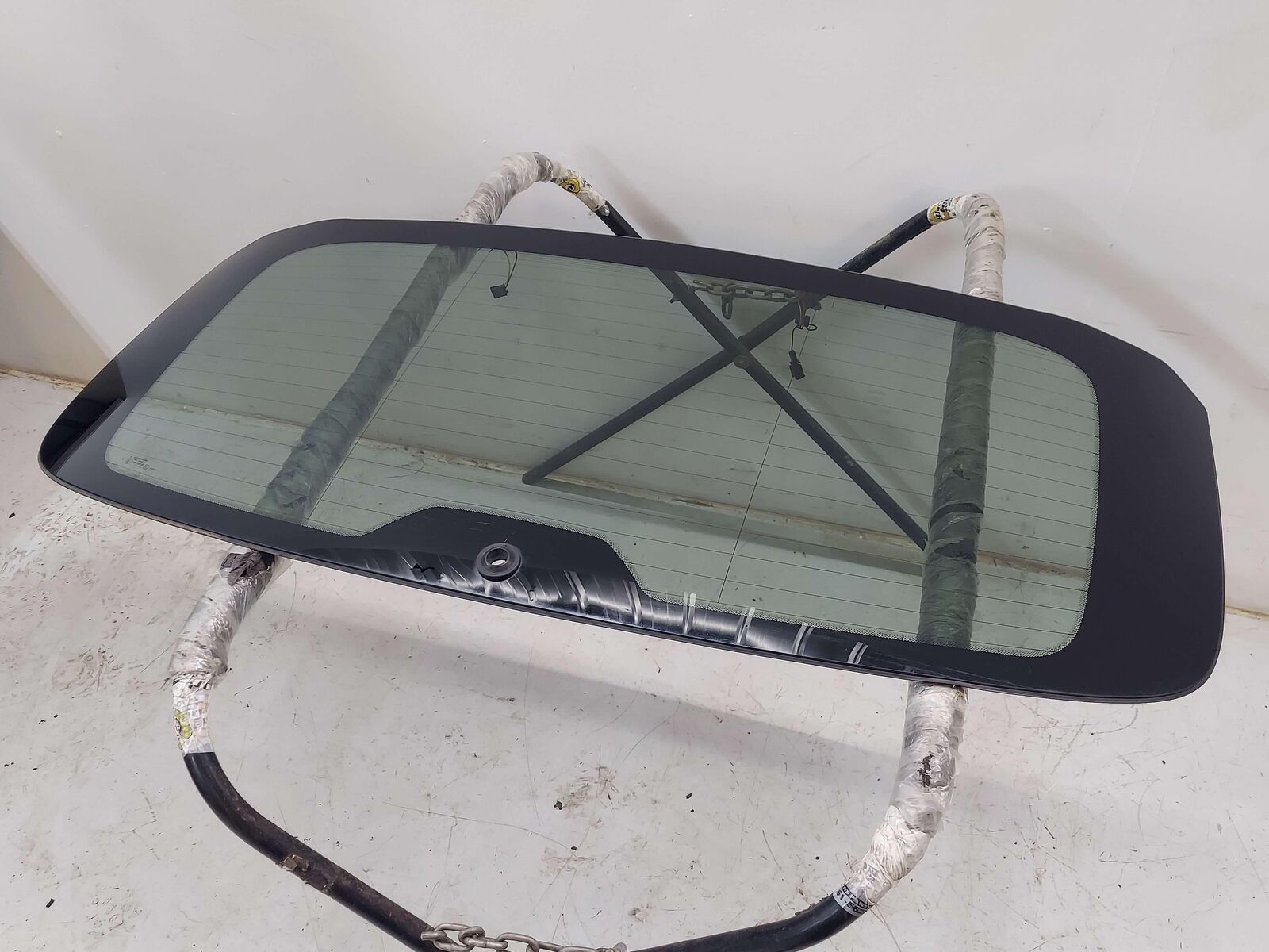 11-18 PORSCHE CAYENNE 958 92A REAR WINDOW GLASS 7P5845051AA *MINOR SCRTACHES*