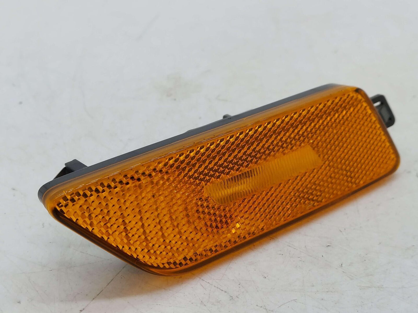 15-23 PORSCHE MACAN S 95B RIGHT SIDE MARKER LAMP 95B945120 *GOUGED LENS*