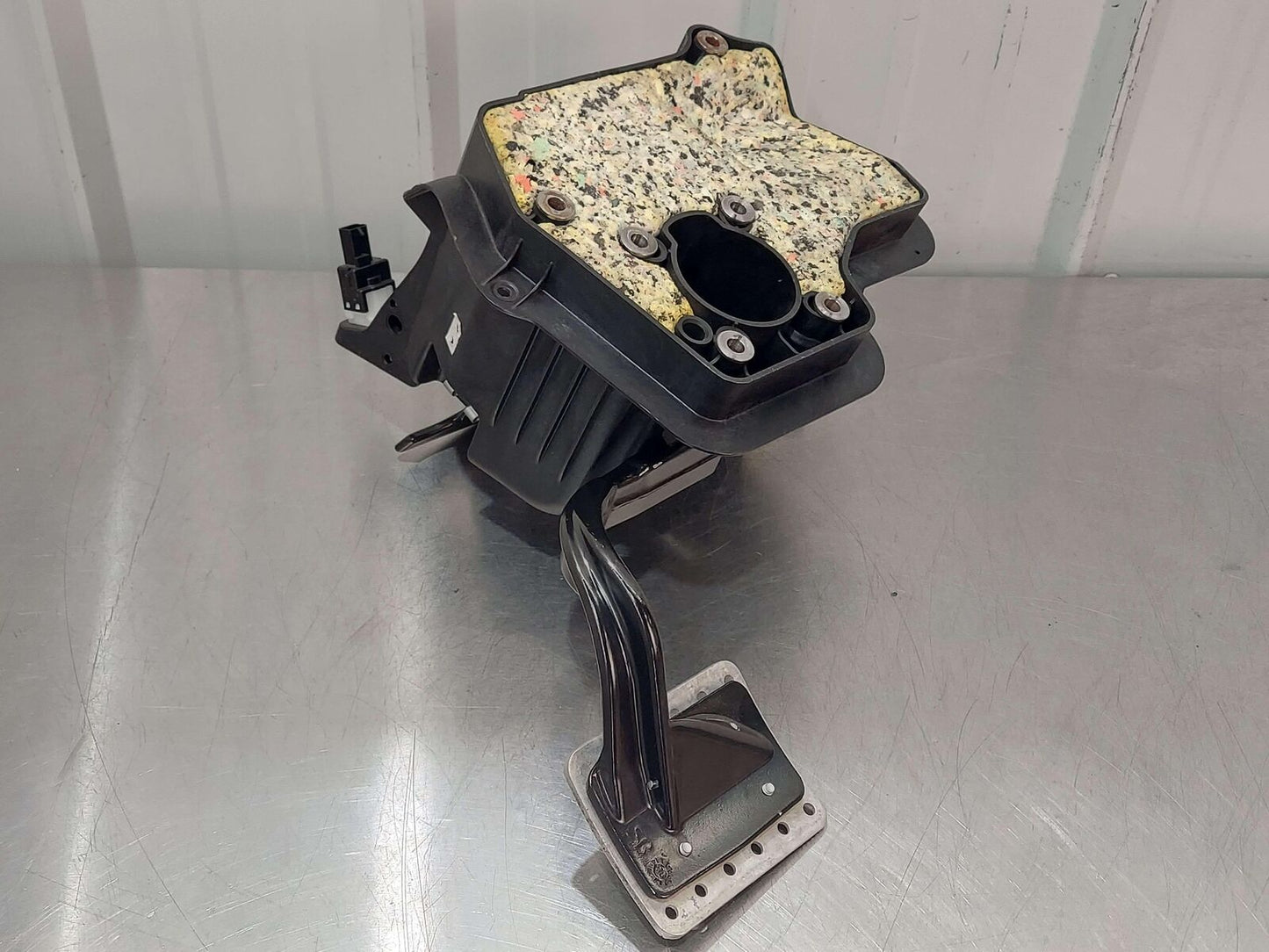 2010 Maserati GranTurismo S M145 Coupe BRAKE PEDAL & MOUNT 3801390030