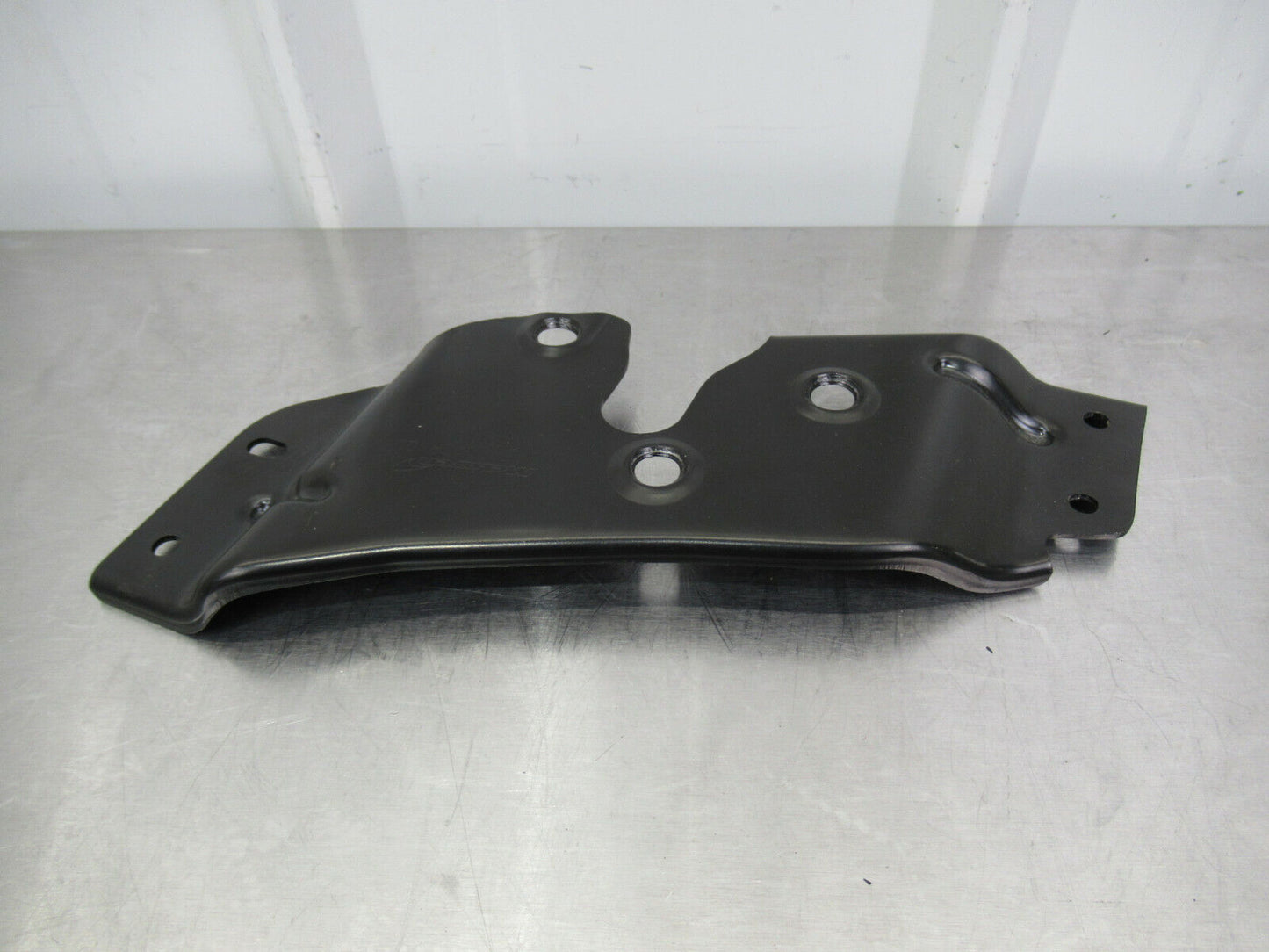 T020 2016 16 MCLAREN 570S RH RIGHT DOOR LATCH MOUNT BRACKET #24 13A5480CP