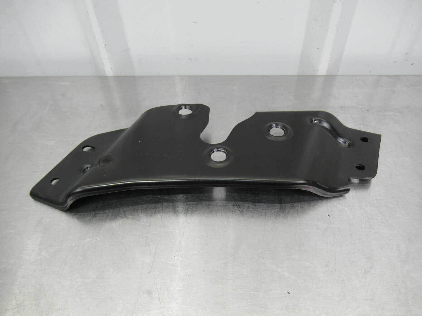 T020 2016 16 MCLAREN 570S RH RIGHT DOOR LATCH MOUNT BRACKET #24 13A5480CP